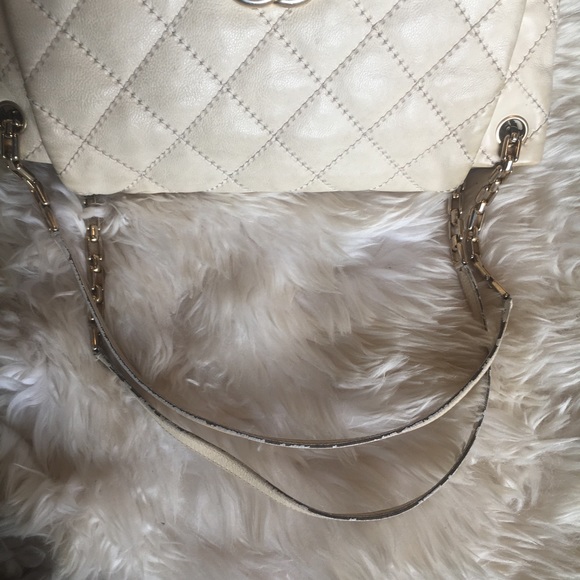 Chanel cream quilted bag GHW worn - Picture 9 of 10